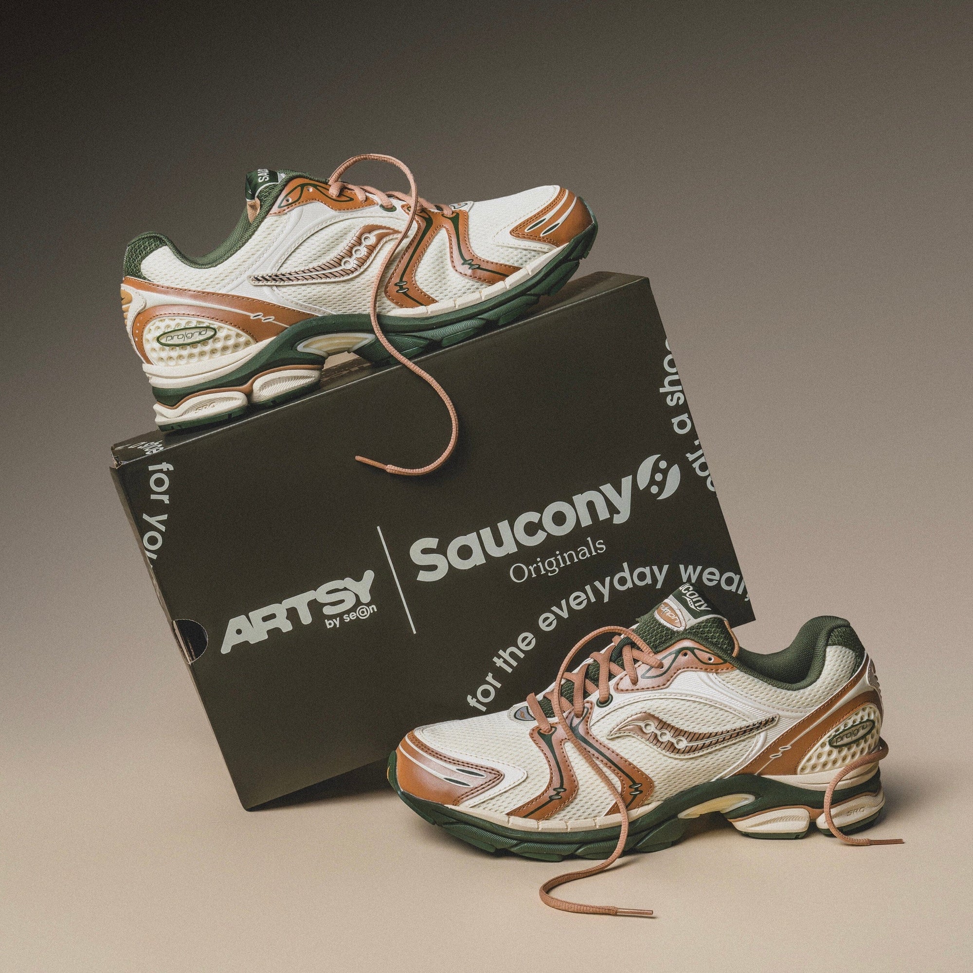 SAUCONY